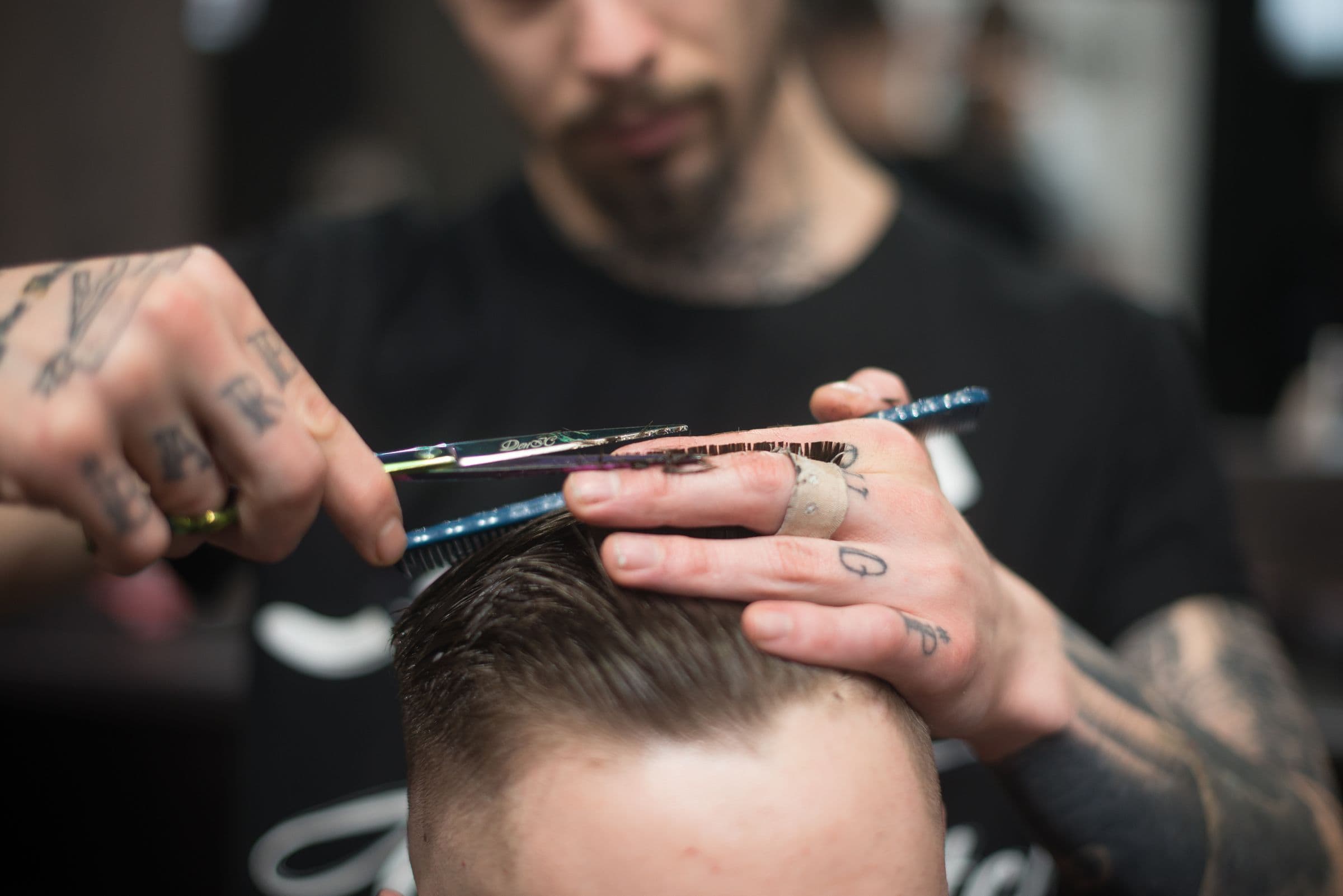 Barbero trabajando un corte a tijera en Cut Lab