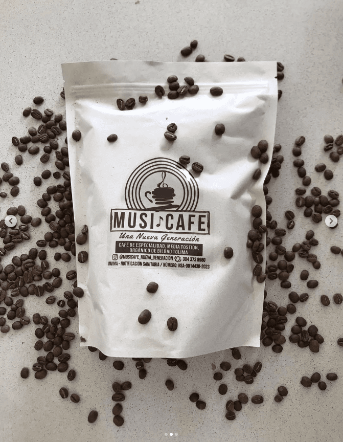 Bolsa de café MUSICAFE tostado y molido rodeada de granos